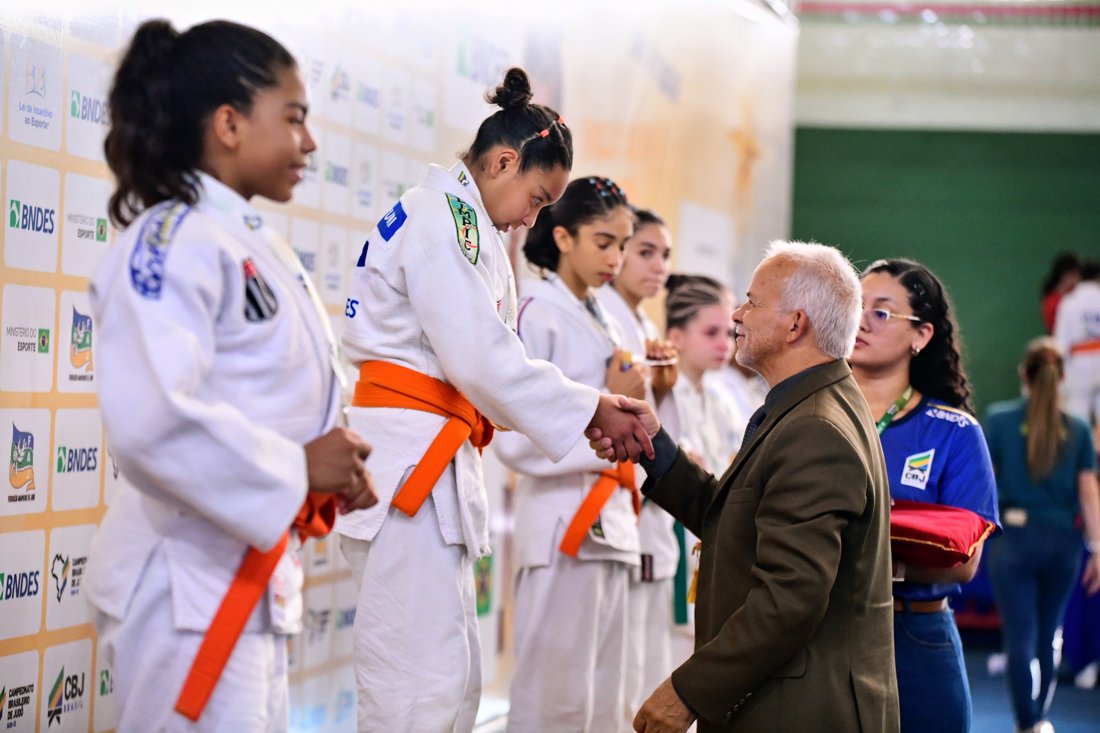 Lídia na premiação do Campeonato Brasileiro